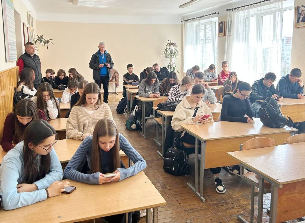 Школярі проходять онлайн опитування про профорієнтаційні заходи.jpg